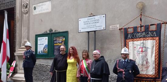 sotto la targa padre Simoncini, presidente Cosso, assessora Lodi, Arcivescovo Tasca