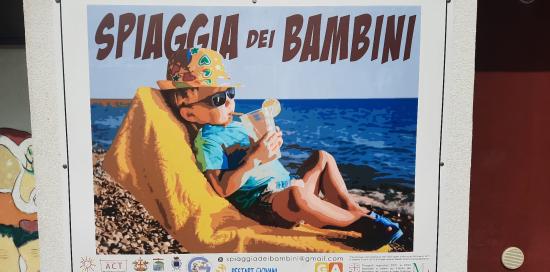 Murales della Spiaggia dei Bambini con un bimbo che si gode il sole