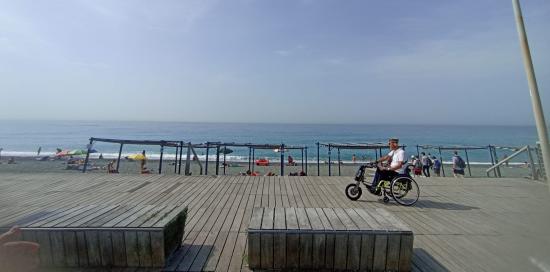 Foto della Spiaggia dei Bambini dalla passeggiata percorsa da un uomo sulla carrozzina