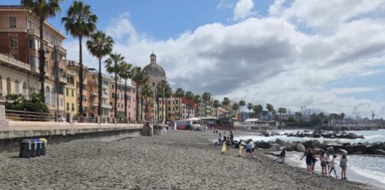 La spiaggia di Pegli durante la pulizia