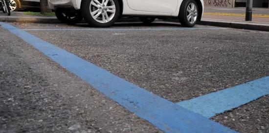 Auto su strisce blu