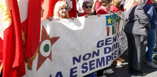 Lo striscione Anpi attorniato da bandiere tricolori in via XX Settembre