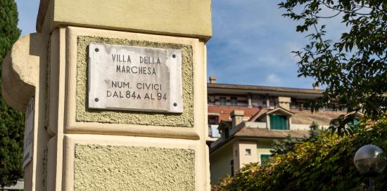 La targa affissa sulla colonna del vecchio ingresso della Villa della Marchesa, in via Gherzi