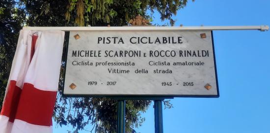 La targa scoperta questa mattina, con i nomi di Michele Scarponi e Rocco Rinaldi