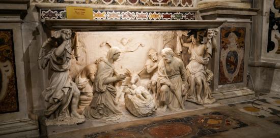 La "Natività" in marmo dello scultore Tommaso Orsolino custodita nella Chiesa del Gesù