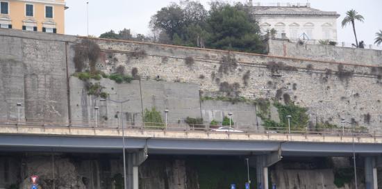 Mura oggi pre restauro Waterfront