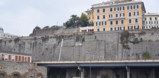 Mura oggi pre restauro Waterfront