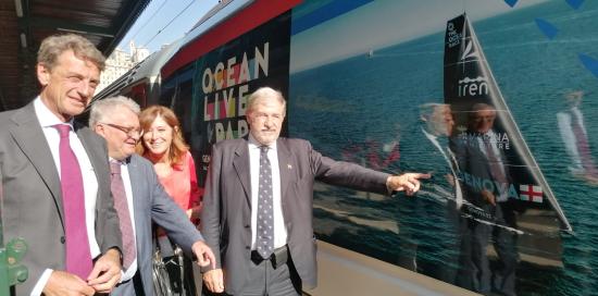 Bucci indica scritta ocean race sul treno