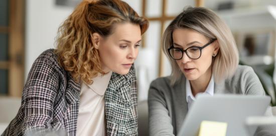 Due donne al lavoro davanti a un computer