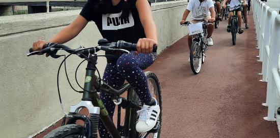 Una bimba "sfreccia" lungo la ciclabile protetta