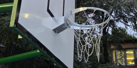 Uno dei due nuovi canestri