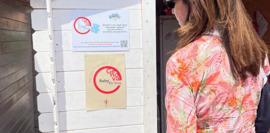 assessore Rosso di spalle davanti al pit stop