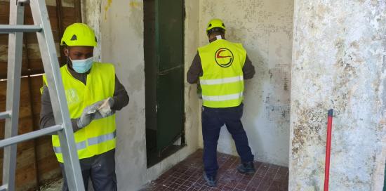 Operai al lavoro ai vespasiani
