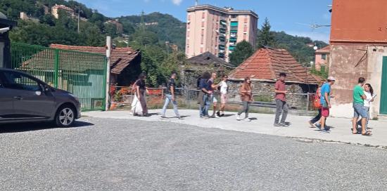 Un momento della passeggiata in via San Quirico Un momento della passeggiata in via San Quirico