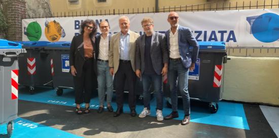 Foto di gruppo inaugurazione: si riconoscono tra gli altri il consigliere regionale Romeo e il presidente di Municipio Versace