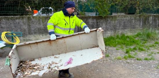 Il pezzo di un vecchio cassone portato via dai giardini di via del Borgo, a Borgoratti