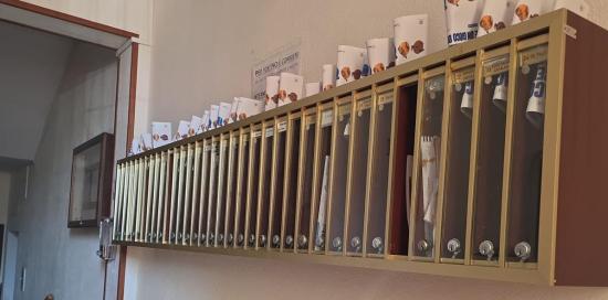 Il materiale informativo distribuito nelle cassette di un palazzo di via della Torrazza