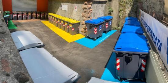 I vari contenitori per la raccolta differenziata nell'Ecopunto, suddivisi per colore e quindi per materiale ad essi destina