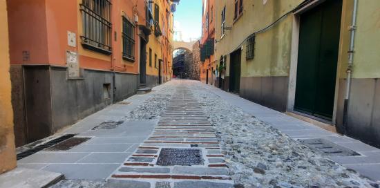 vico sotto le Murette - panoramica nuova pavimentazione - foto 13 marzo