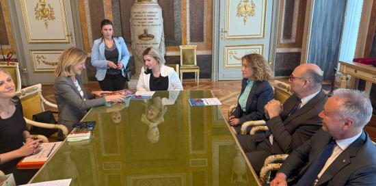 Le Autorità radunate attorno al tavolo dell'ufficio di rappresentanza del sindaco
