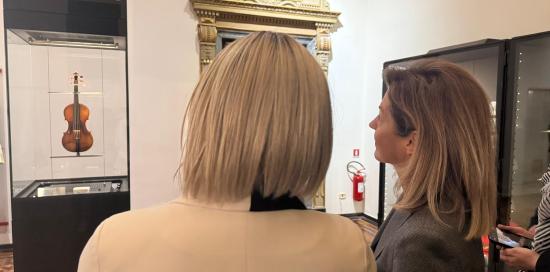 L'assessore Bianchi e l'ambasciatrice Kreiviene davanti al mitico "cannone" di Nicolò Paganini