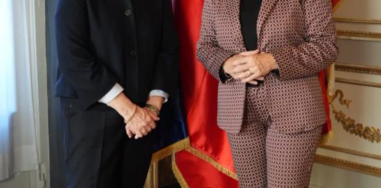 La console Susanne Welter insieme all'assessora Tiziana Beghin