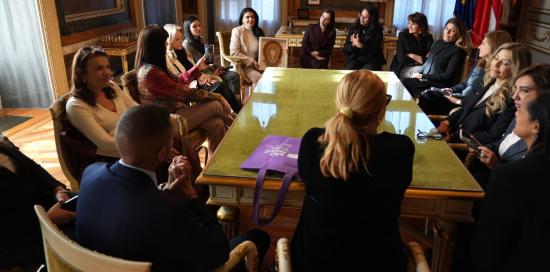 La delegazione seduta al tavolo insieme alla assessora Bruzzone ed al consigliere delegato Kaabour