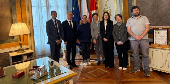 Foto di gruppo nell&#039;Ufficio di rappresentanza della sindaca: si riconoscono l&#039;assessora Bruzzone e il consigliere Kaabour