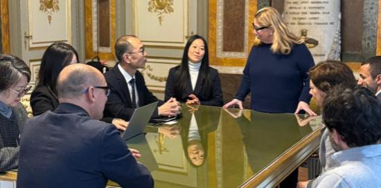 L'assessora Bruzzone "coordina" l'incontro al tavolo con gli ospiti sudcoreani L'assessora Bruzzone "coordina" l'incontro al tavolo con gli ospiti sudcoreani