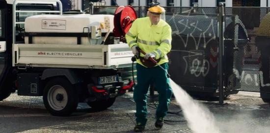 Operatore Amiu con idropulitrice ai Giardini Vittime dei Lager Nazisti, a Principe
