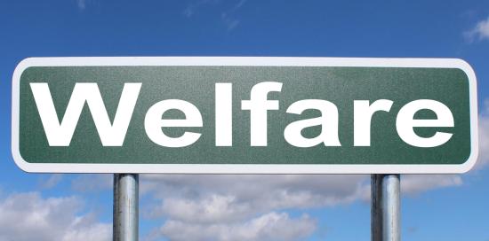 Cartello con la scritta "Welfare"