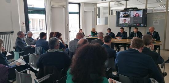 sala riunioni affollata
