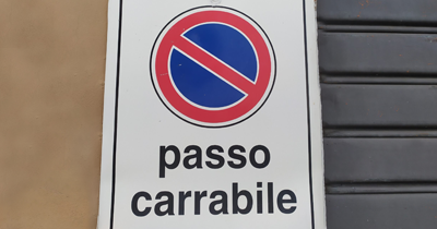 cartello con passo carrabile