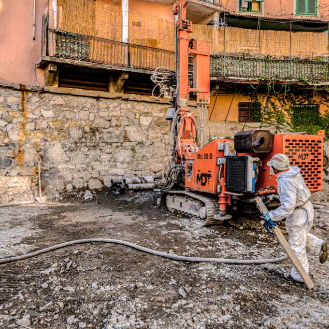 Torrente Chiaravagna, cantiere per il riassetto idraulico del tratto terminale, con operatori al  lavoro