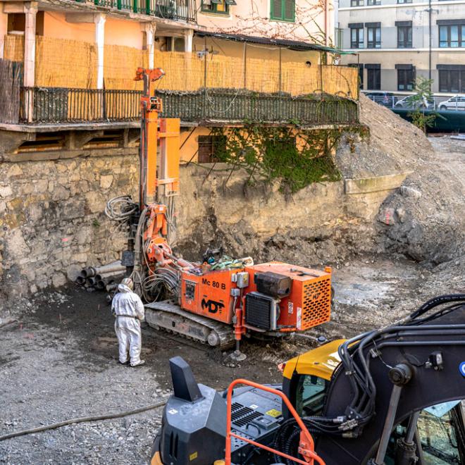 Torrente Chiaravagna, cantiere per il riassetto idraulico del tratto terminale, con operatori al lavoro 