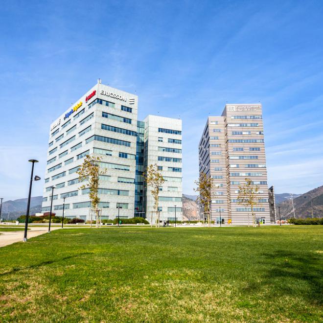 Polo Tecnologico Degli Erzelli, esterno parco con area verde e Palazzi che ospitano aziende tecnologiche 