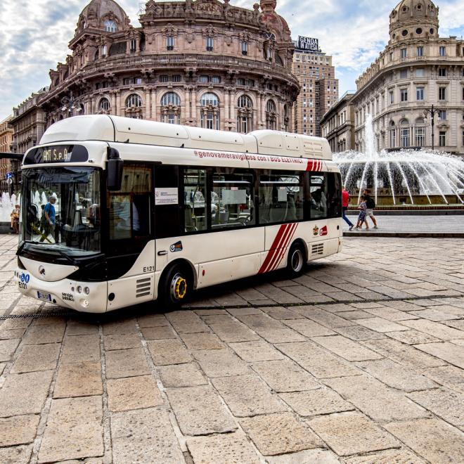 Autobus AMT in Piazza De Ferrari