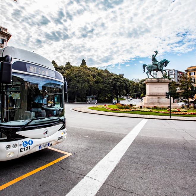 Autobus AMT in Piazza Corvetto