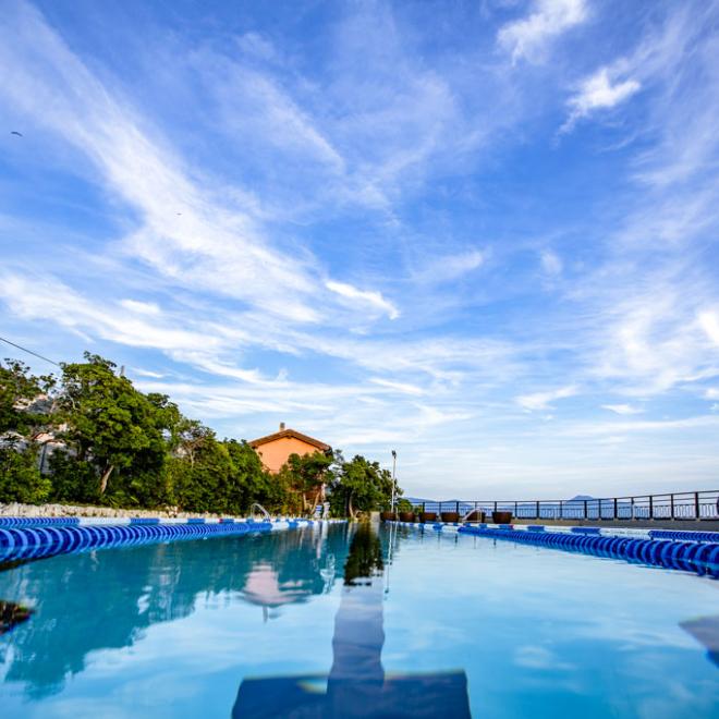 Piscina Groppallo riqualificata con panorama