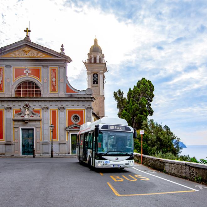 Autobus AMT davanti a Chiesa di Sant'Ilario