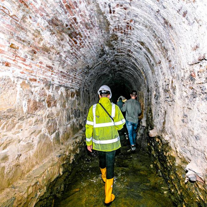 Rio Pozio Serillo, lavori per il completamento della messa in sicurezza idraulica, galleria interna con operatore all'interno