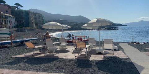 spiaggia con ombrelloni e sdraio
