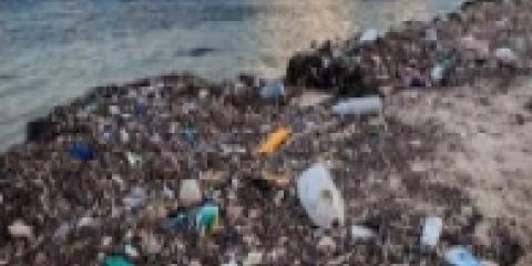 Accumuli di rifiuti in spiaggia