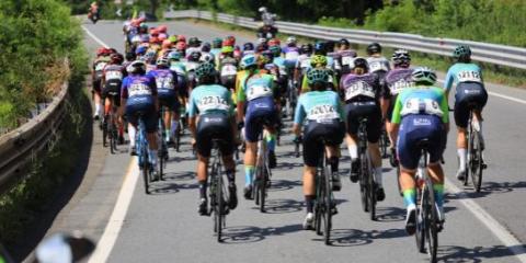 Gruppo di cicliste su strada durante una competizione