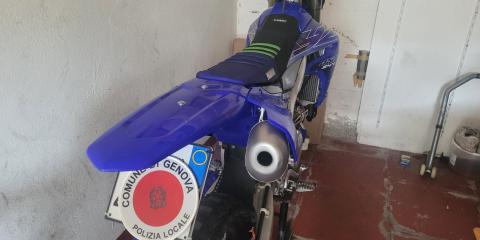 La moto con cui il motociclista aveva infranto varie norme del Codice della Strada in via Cantore