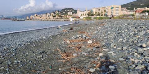 La spiaggia di Multedo fotografata da levante: sullo sfondo Pegli e, ancora più in là, il porto di Pra'