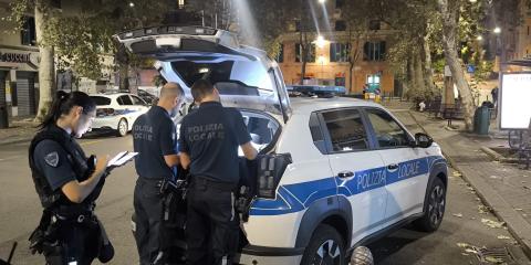 Agenti di Polizia Locale in piazza Baracca durante il servizio straordinario a Sestri Ponente e Cornigliano