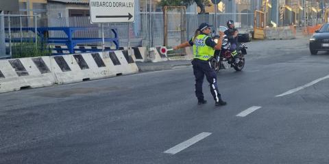 Un'agente della Polizia Locale mentre regola il traffico nell'area del Terminal Traghetti