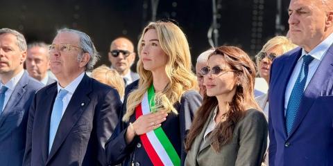 La sindaca Salis insieme, tra gli altri, al ministro Crosetto e al giudice della Consulta Cassinelli