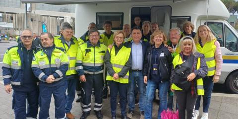 Il presidio di domenica mattina davanti alla stazione FS Brignole: al centro l'assessore Ferrante